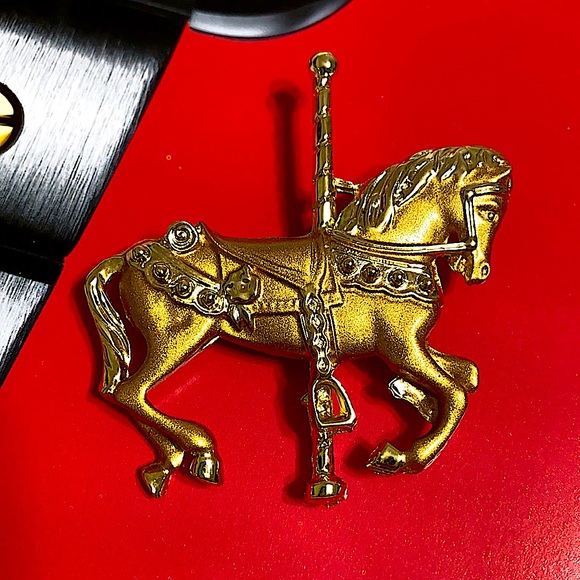 🖤NEW💕Caroucel (merry-go-around) gold brooch - Picture 1 of 12